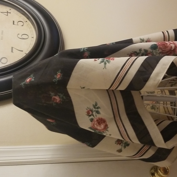 Beautiful large scarf with lovely rose pattern. EUC - Picture 8 of 9